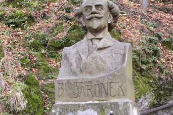 Pomník B. Jaroňka před jeskyní (© Jan P. Štěpánek, 11/2006)
