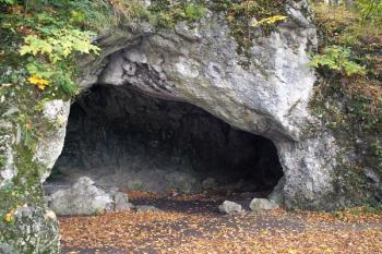 Pohled na prostor vpravo za portálem jeskyně (© Miroslav BITTER 10/2005)