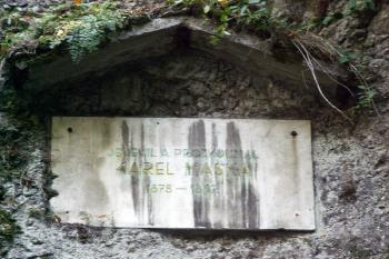 V roce 1922 byla na stěně jeskyně umístěna pamětní deska K.J.Mašky, který zde v letech 1878-1887 prováděl archeologický výzkum. ( © Miroslav BITTER 08/2007)