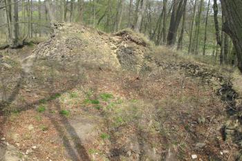 Sv. plášťová zeď k níž přiléhal hradní palác (© Dušan Dohňanský 04/2020)