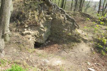 Vstup do klenuté komůrky hradního paláce (© Dušan Dohňanský 04/2020)
