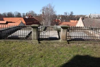 Pachtovské pohřebiště severně od kostela ( © Ivan Grisa 03/2010)