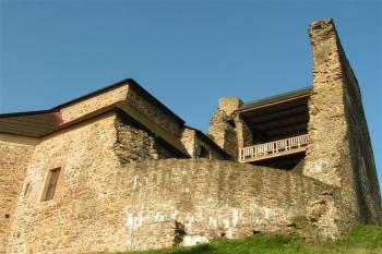 Zřícená stěna hlavní obytné budovy hradu ( © Petr Turyna 08/2004)