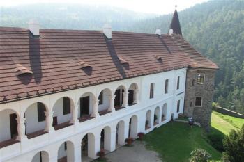 Zámecké (jižní) křídlo ( © Petr Turyna 08/2004)