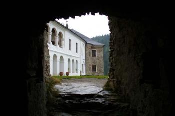 Velhartice - pohled na zámecké křídlo ze sklepů (© Pavel Jarý,  06.05.2007)