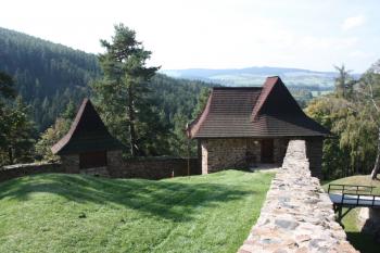 První brána a sousední bašta od věže Putny ( © Ivan Grisa 09/2009)