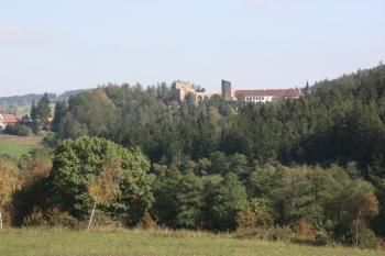 Hrad od hřbitovního kostela sv. Maří Magdalény ( © Ivan Grisa 09/2009)