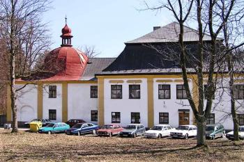 Hlavní průčelí ( © Luděk Pitter 03/2005)