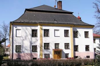 Zahradní průčelí ( © Luděk Pitter 03/2005)