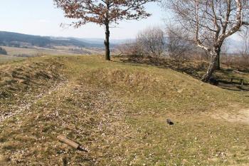 Pohled na ještě zřetelně zachovalou dělovou rampu ( © Miroslav BITTER 04/2007)