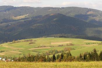 Výhled z místa zaniklých šancí na Komorovském grúni na bukovecké šance ( © Jan P. Štěpánek 10/2007)