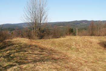 Pohled na dodnes dobře čitelné „hvězdicové“ valy v zadní část pevnosti (© Miroslav BITTER 04/2007)