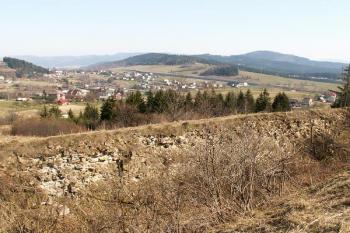 Pohled z pevnosti na pozůstatky vyzděného příkopu (© Miroslav BITTER 04/2007)