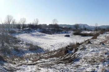 pohled na plochu bývalé kamenné barokní pevnosti z trosek severovýchodní prachárny ( © Jan P. Štěpánek 01/2010)