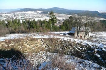 částečně zachovalý kamenný plášť eskarpy a konteskarpy (příkopu) v severovýchodním cípu pevnosti ( © Jan P. Štěpánek 01/2010)