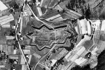 historická letecká fotografie z roku 1937 zachycuje pevnost ještě v ostrých obrysech kamenných zdí a základů všech budov ( © Vojenský topografický ústav v Dobrušce)