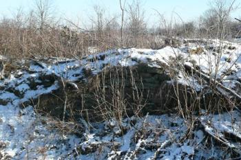 pozůstatek zdí vojenských objektů na místě vlastní pevnosti v západní části areálu ( © Jan P. Štěpánek 01/2010)