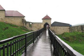 celkový pohled přes šíjový příkop (od východu) ( © Pavel Zany Komárek 4/5/2005)