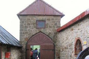dostavěná vstupní brána z předhradí ( © Pavel Zany Komárek 4/5/2005)