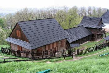 domky miniskanzenu před hradem ( © Pavel Zany Komárek 4/5/2005)