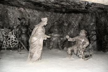 komora Janowice - scéna z pověsti o objevení soli královnou Kingou ( © Pavel Zany Komárek 4/5/2005)