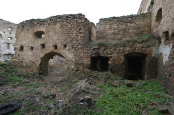 Část křídla s průjezdem ve východní části nádvoří ( © Filip Matoušek 01/2005)