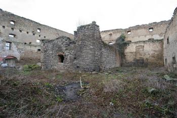 Celkový pohled na nejstarší část tvrze (uprostřed) obklopenou renesančními křídly ( © Filip Matoušek 01/2005)