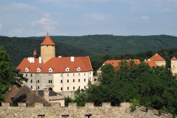 celkový pohled na hradní jádro z opevněného předhradí ( © Jan P. Štěpánek 07/2014)