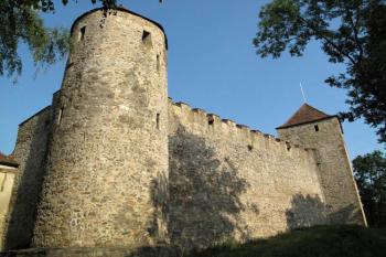 mohutné věže opevnění předhradí ( © Jan P. Štěpánek 07/2014)