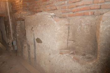 Pozůstatky cimbuří ochozu Přihrádku na jeho západní straně, v místě přistavěné budovy (© Jan Večeřa, 06/2015)