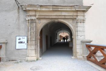 Brána do jádra hradu s iluzivně provedenou vpadlinou pro padací most a s nefunkčními otvory po kladkách (© Jan Večeřa, 06/2015)