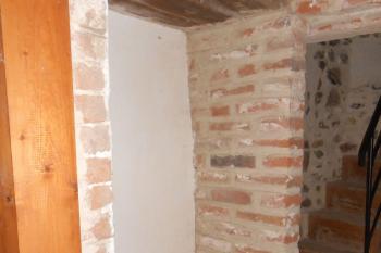 Prachová věž, v níž bylo kdysi obydlí se vším všudy, tedy i s výklenkovou výsernicí (© Jan Večeřa, 06/2015)