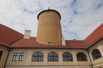 Na věži je patrná část původního vstupu. ( © Luděk Vláčil 04/2017)