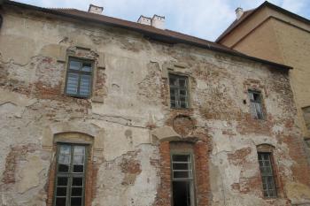 Napojení zadního paláce ze 17.stol na původní obrannou věž ze 14.stol /Vpravo/ ve východní části hradu ( © Dušan Dohňanský 08/2019)