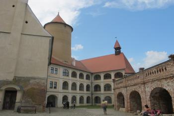 Vnitřní nádvoří tvořené původními středověkými paláci, věží a romantickou vyhlídkovou terasou ( © Dušan Dohňanský 08/2019)