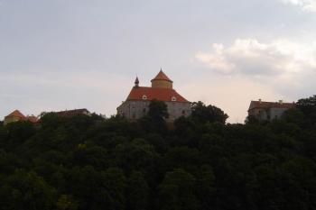 Pohled na hrad z lávky přes Brněnskou přehradu (© Dalibor Král, 08/2006)