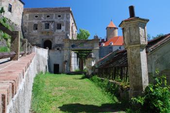 hrad Veveří - Jižní brána se skleníky (© Tomáš Berka, 06/2008)