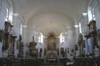 pohled lodí k oltáři (© de ardoise 05/2005)