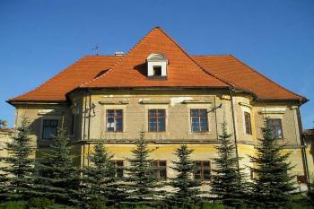 průčelí do návsi (© de ardoise 05/2005)