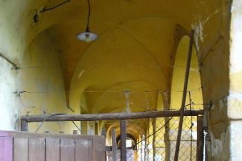 průhled arkádami hospodářského křídla (© de ardoise 05/2005)