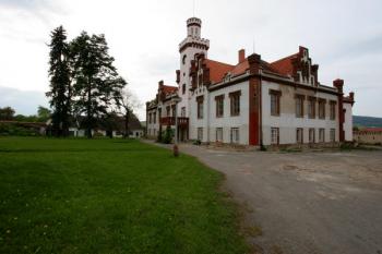Celkový pohled na zámek od jihovýchodu ( © Filip Matoušek 05/2005)