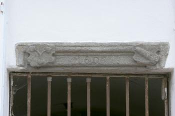Část ostění dokládající renesanční přestavbu (1607) s erby Hodějovských a pánů z Říčan ( © Filip Matoušek 05/2005)