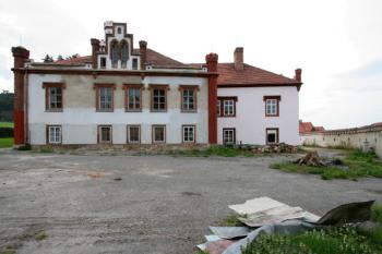 Východní průčelí zámku, z větší části již rekonstruované ( © Filip Matoušek 05/2005)