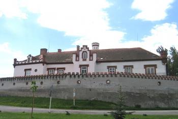 Pohled na zámek z návsi. ( © Pavel Vítek 05/2006)