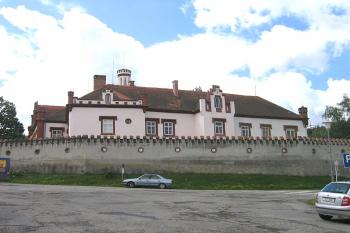 Pohled na zámek z návsi. ( © Pavel Vítek 05/2006)