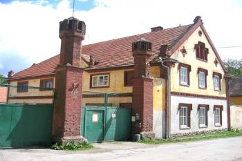 Hlavní vchod do areálu zámku ( © Pavel Vítek 05/2006)