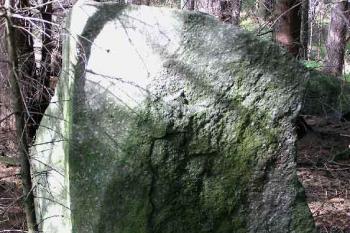 Menhir z jižní strany ( © Petr Vaculčík 05/2005)