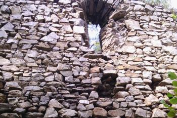 Okno paláce s ven rozevírajícími se špaletami (© Jan Večeřa, 09/2014)