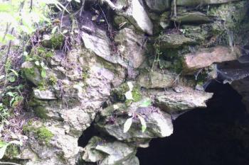 Zřetelná spára mezi plentou klenby a jejím zbytkem (© Jan Večeřa, 09/2014)