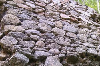 Zřetelný předěl v použití stavebního kamene, který ale neprobíhá v celé linii vnější hradby (pohled z vnější strany na hlavní hradbu) (© Jan Večeřa, 09/2014)